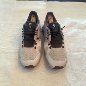 On Cloud 5 Pearl/Frost running shoes.